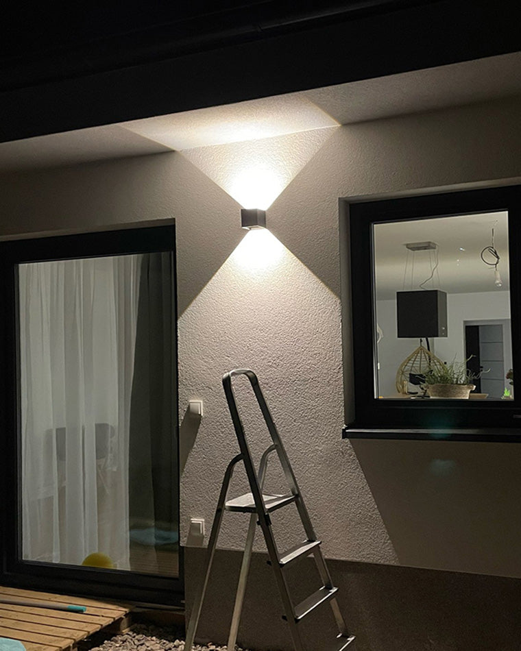 Applique murale extérieure LED, design carré moderne, éclairage direct/indirect, métal robuste, IP65.
