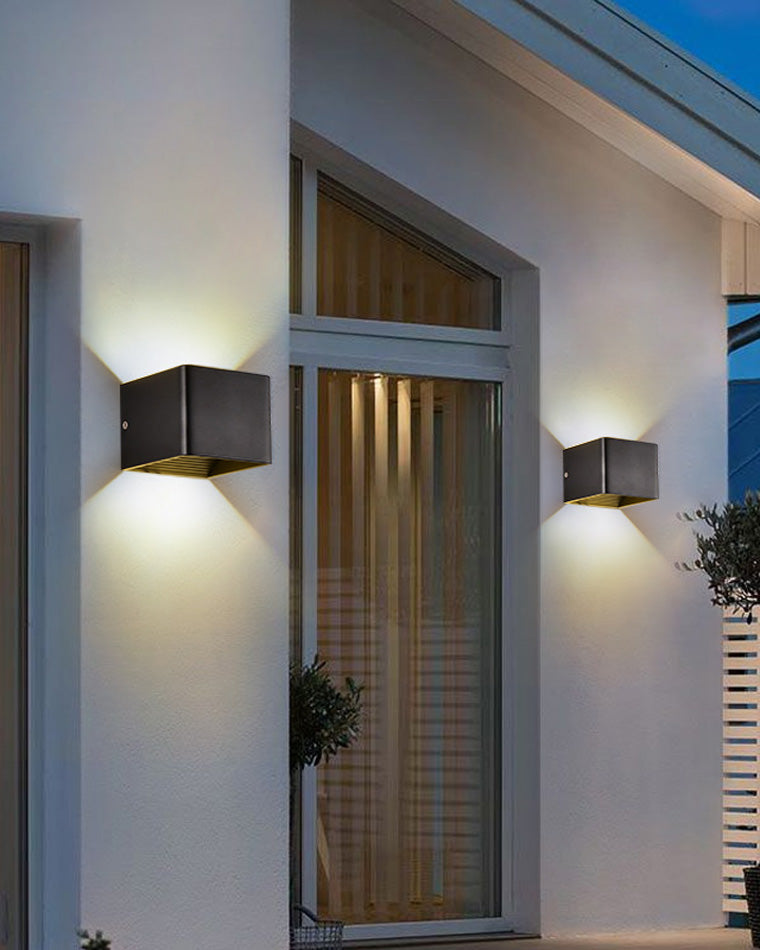 Applique murale extérieure LED, design carré moderne, éclairage direct/indirect, métal robuste, IP65.