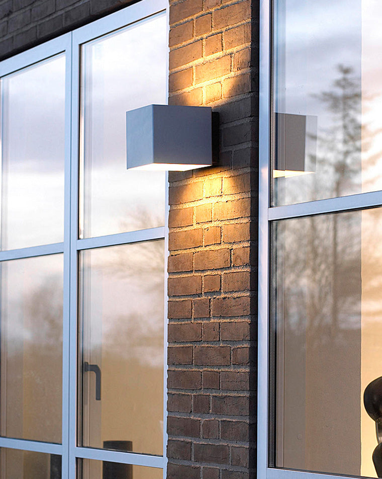 Applique murale extérieure LED, design carré moderne, éclairage direct/indirect, métal robuste, IP65.
