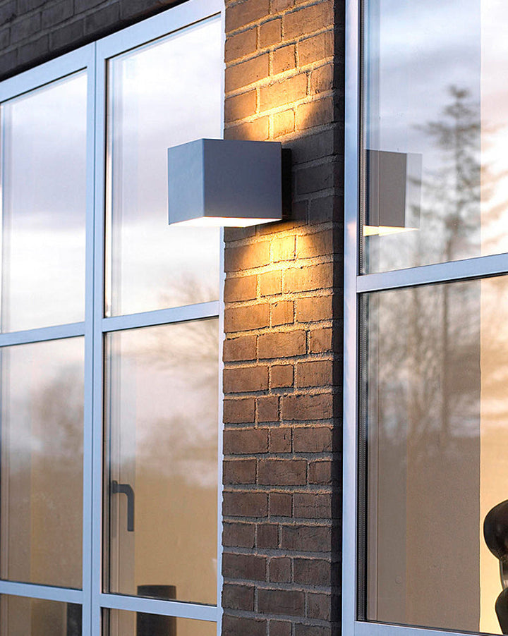 Applique murale extérieure LED, design carré moderne, éclairage direct/indirect, métal robuste, IP65.
