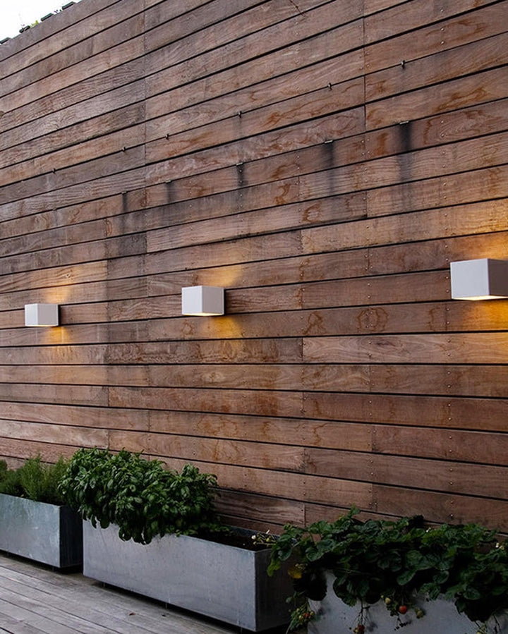 Applique murale extérieure LED, design carré moderne, éclairage direct/indirect, métal robuste, IP65.