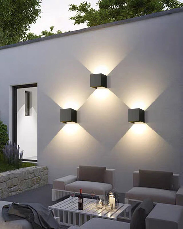 Applique murale extérieure LED, design carré moderne, éclairage direct/indirect, métal robuste, IP65.