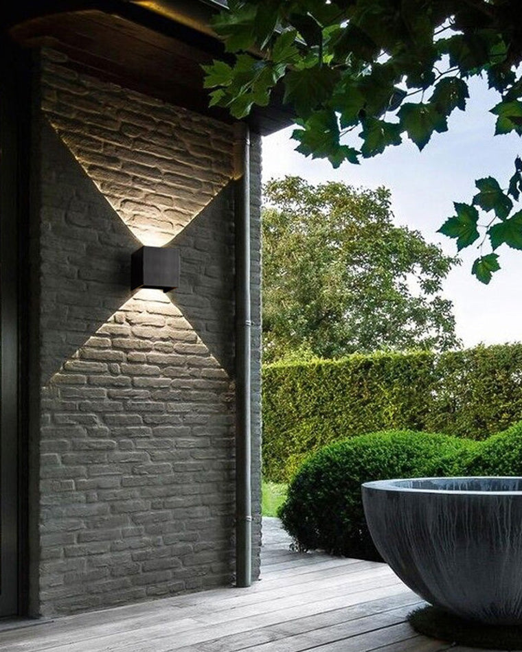 Applique murale extérieure LED, design carré moderne, éclairage direct/indirect, métal robuste, IP65.