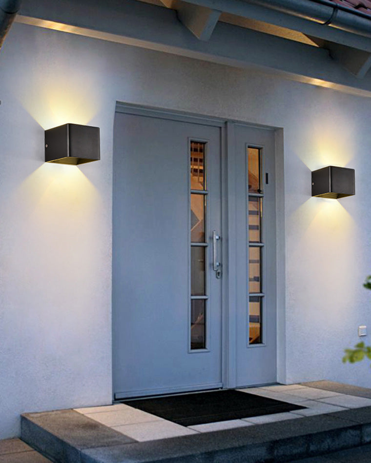 Applique murale extérieure LED, design carré moderne, éclairage direct/indirect, métal robuste, IP65.
