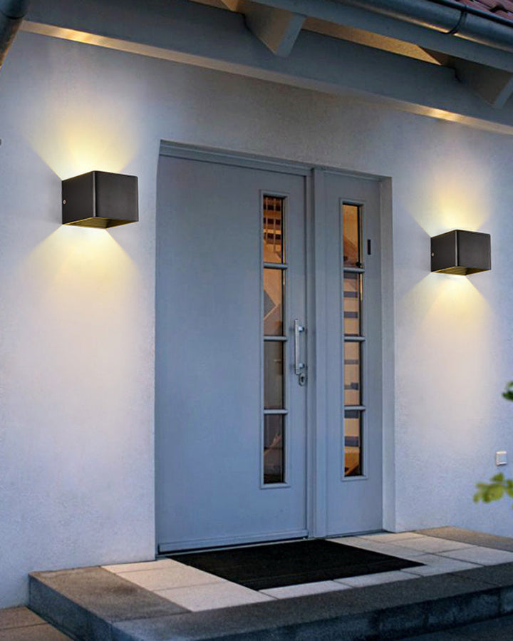 Applique murale extérieure LED, design carré moderne, éclairage direct/indirect, métal robuste, IP65.