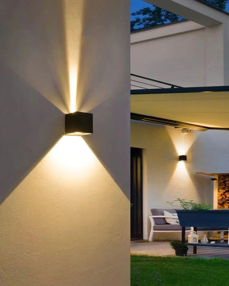 Applique murale extérieure LED, design carré moderne, éclairage direct/indirect, métal robuste, IP65.