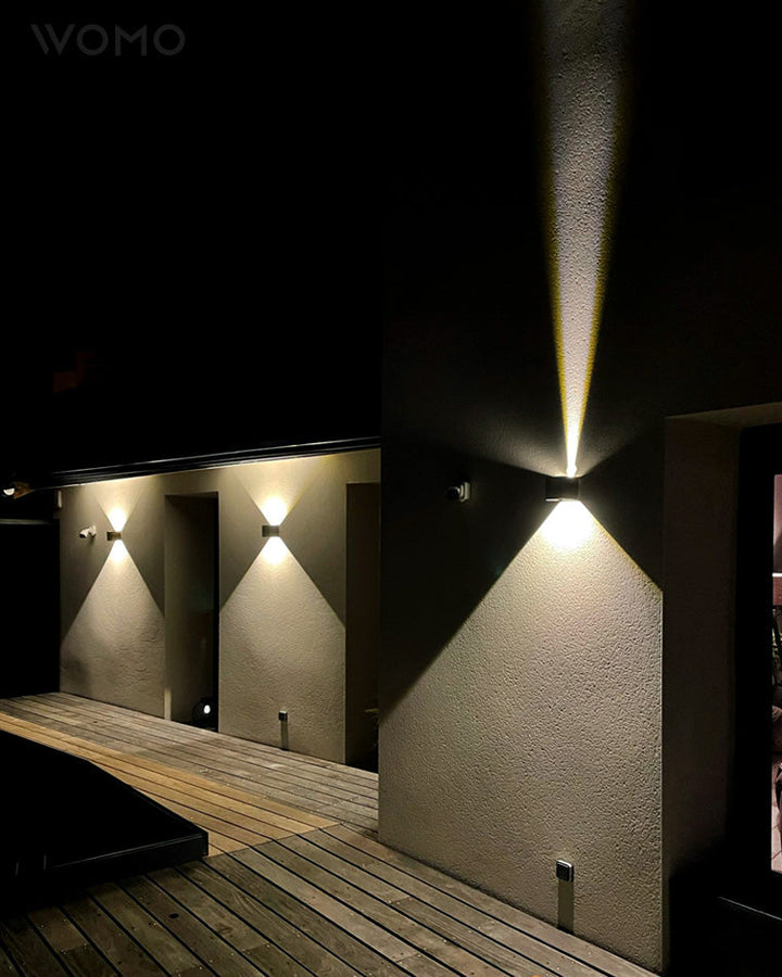 Applique murale extérieure LED, design carré moderne, éclairage direct/indirect, métal robuste, IP65.