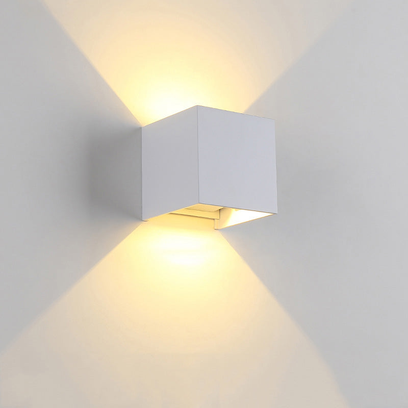 Applique murale extérieure LED, design carré moderne, éclairage direct/indirect, métal robuste, IP65.