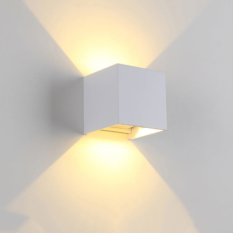 Applique murale extérieure LED, design carré moderne, éclairage direct/indirect, métal robuste, IP65.