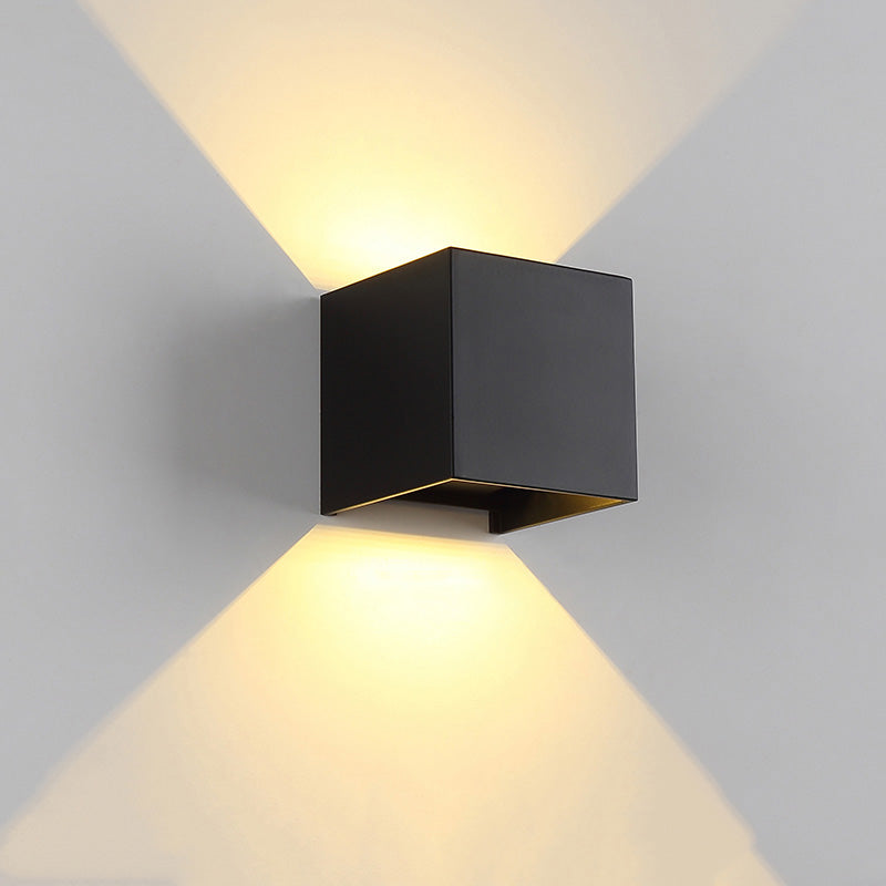 Applique murale extérieure LED, design carré moderne, éclairage direct/indirect, métal robuste, IP65.