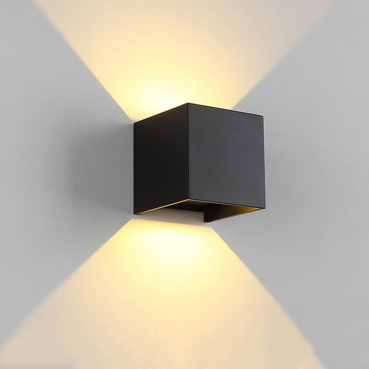 Applique murale extérieure LED, design carré moderne, éclairage direct/indirect, métal robuste, IP65.