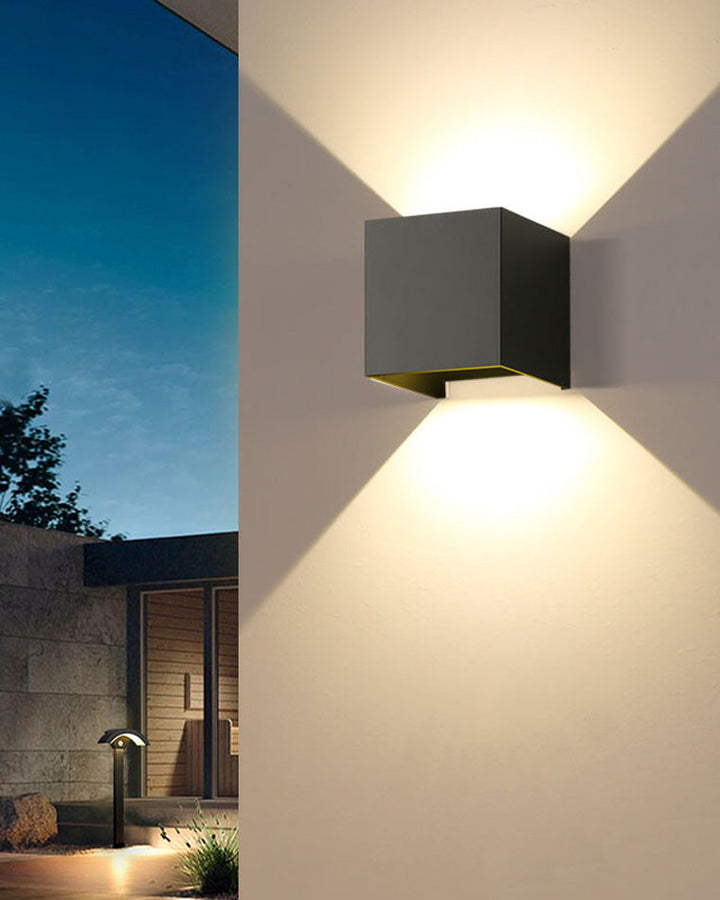 Applique murale extérieure LED, design carré moderne, éclairage direct/indirect, métal robuste, IP65.