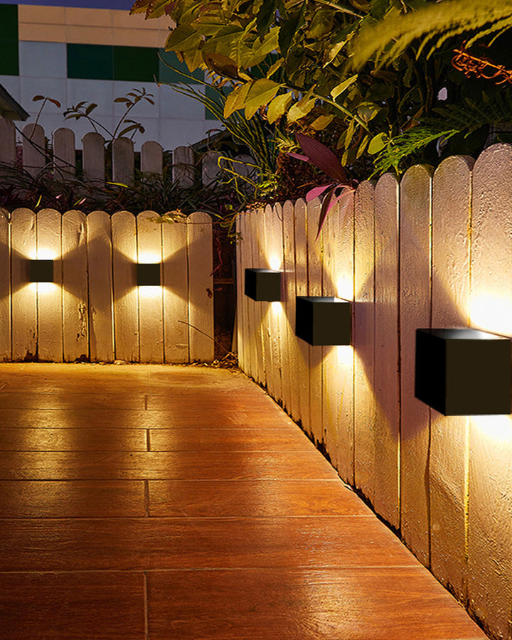 Applique murale extérieure LED, design carré moderne, éclairage direct/indirect, métal robuste, IP65.