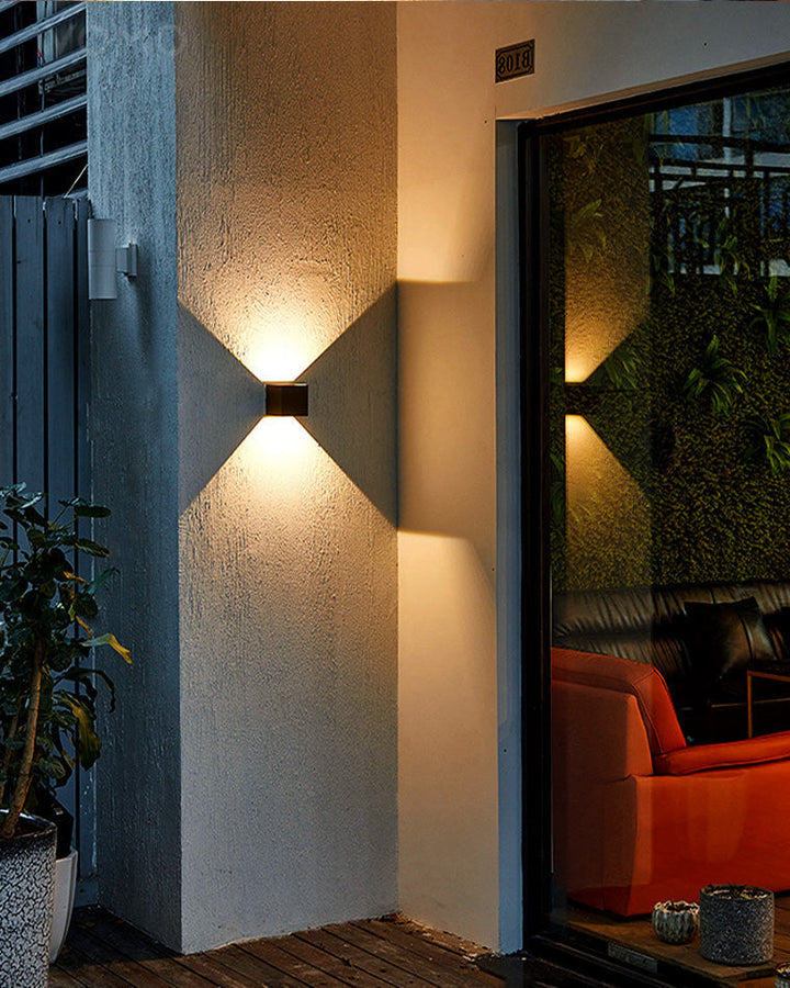 Applique murale extérieure LED, design carré moderne, éclairage direct/indirect, métal robuste, IP65.