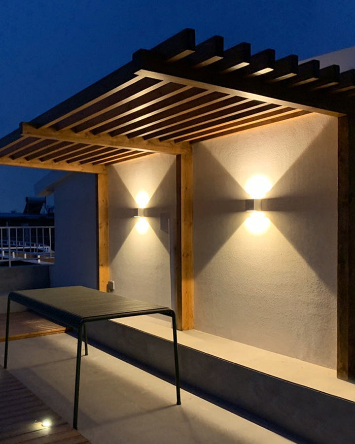 Applique murale extérieure LED, design carré moderne, éclairage direct/indirect, métal robuste, IP65.