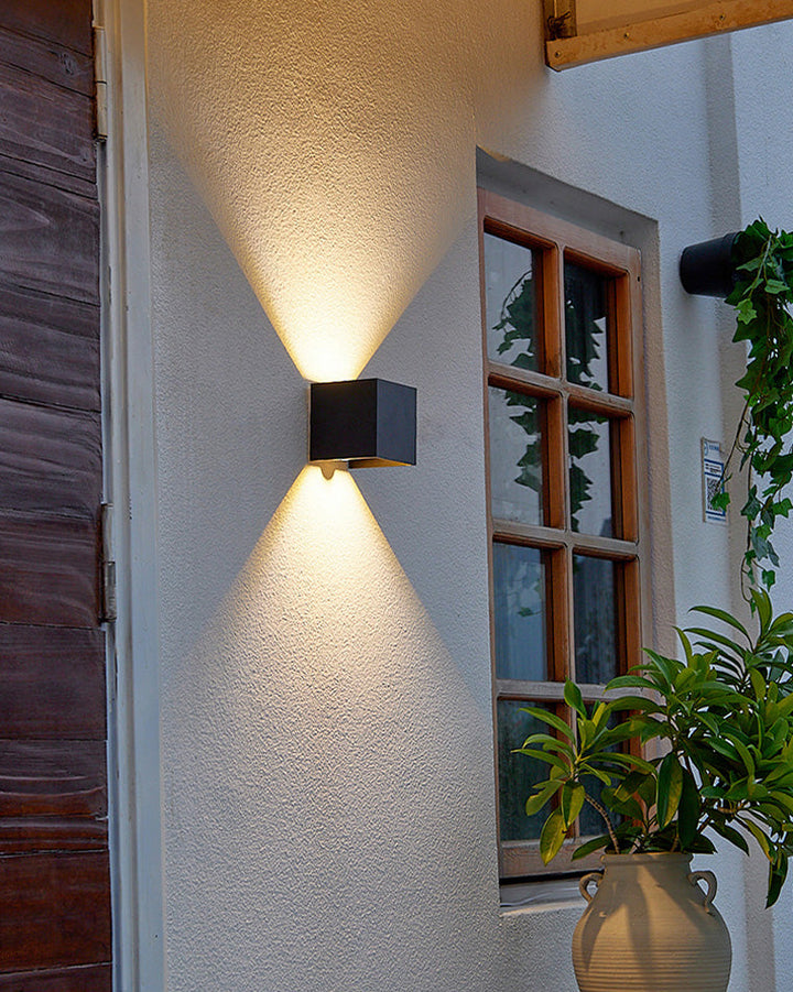 Applique murale extérieure LED, design carré moderne, éclairage direct/indirect, métal robuste, IP65.