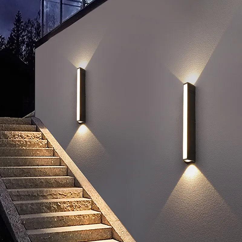 Applique murale extérieure LED moderne en aluminium. Design épuré, IP65, éclairage extérieur résistant.