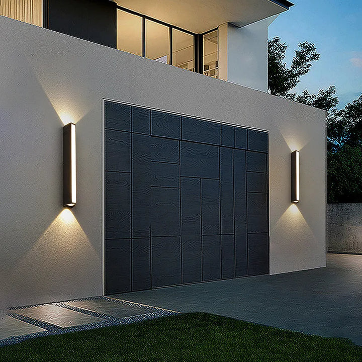 Applique murale extérieure LED moderne en aluminium. Design épuré, IP65, éclairage extérieur résistant.