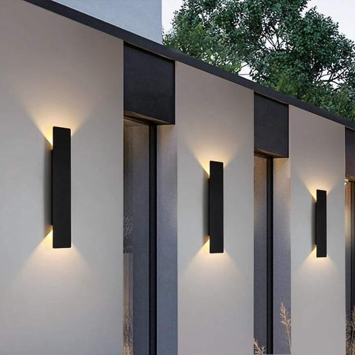 Applique murale extérieure LED, résistante aux intempéries. Design moderne et élégant pour jardin, terrasse ou balcon.