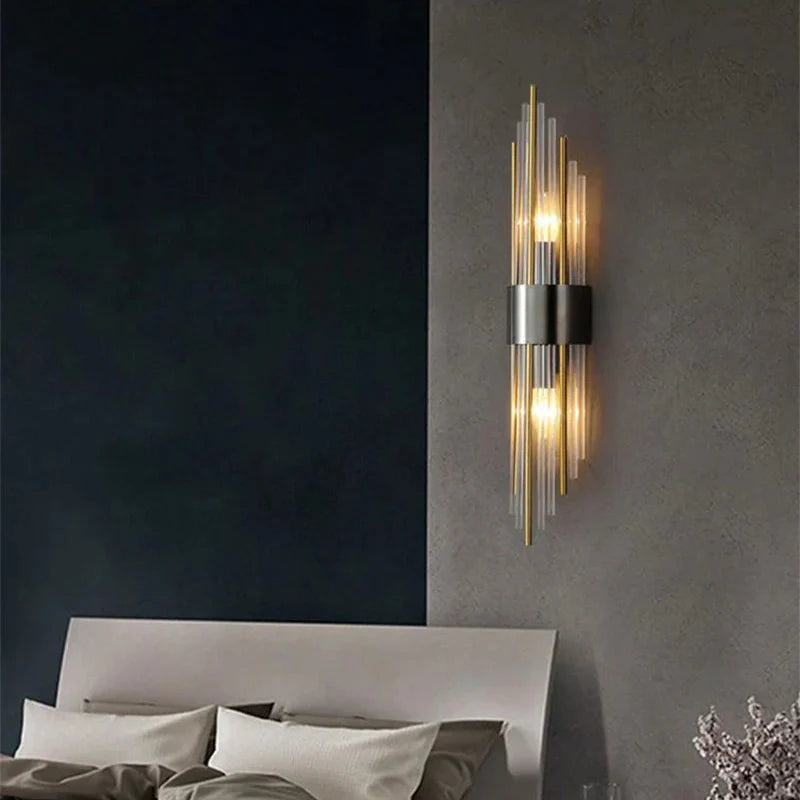 Applique murale LED design moderne.  Éclairage chambre élégant,  finitions dorée, noire ou blanche.