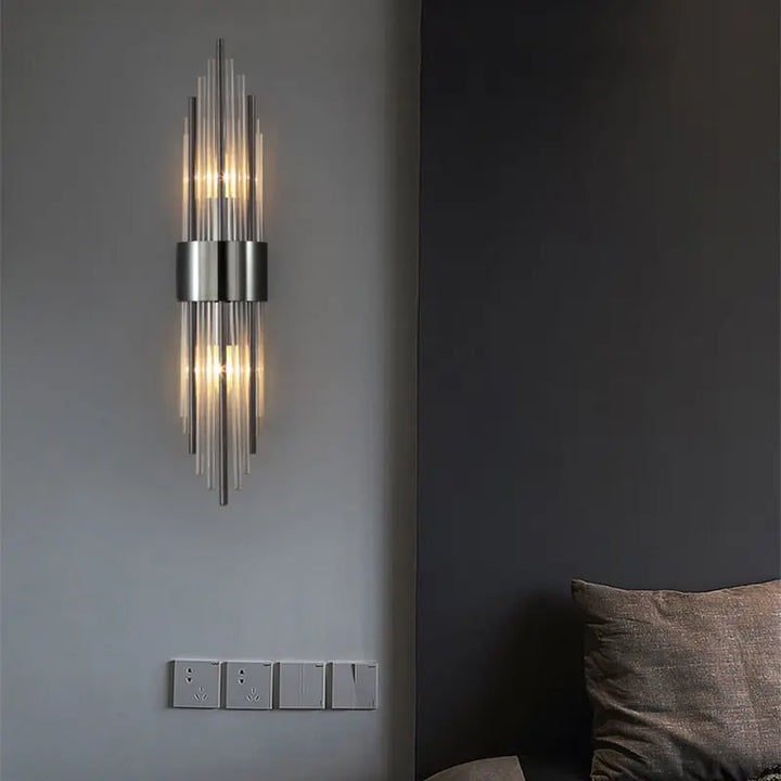 Applique murale LED design moderne.  Éclairage chambre élégant,  finitions dorée, noire ou blanche.