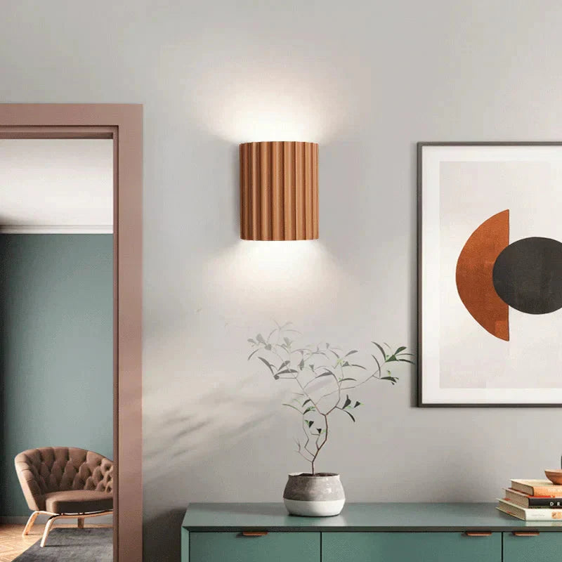 Applique murale LED design moderne en résine. Éclairage doux et homogène. Idéale salon, chambre.