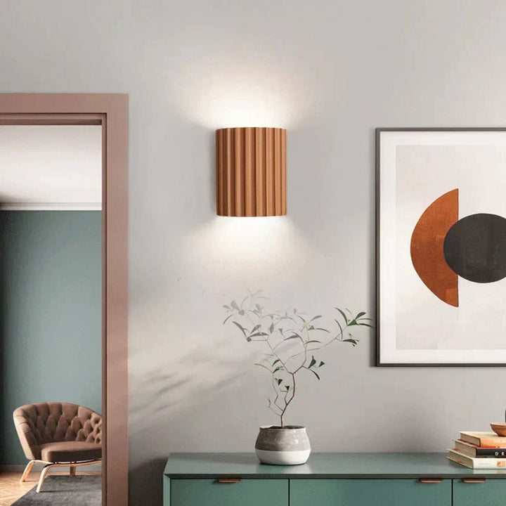 Applique murale LED design moderne en résine. Éclairage doux et homogène. Idéale salon, chambre.