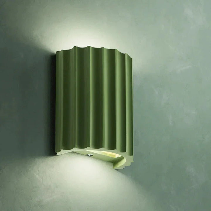 Applique murale LED design moderne en résine. Éclairage doux et homogène. Idéale salon, chambre.