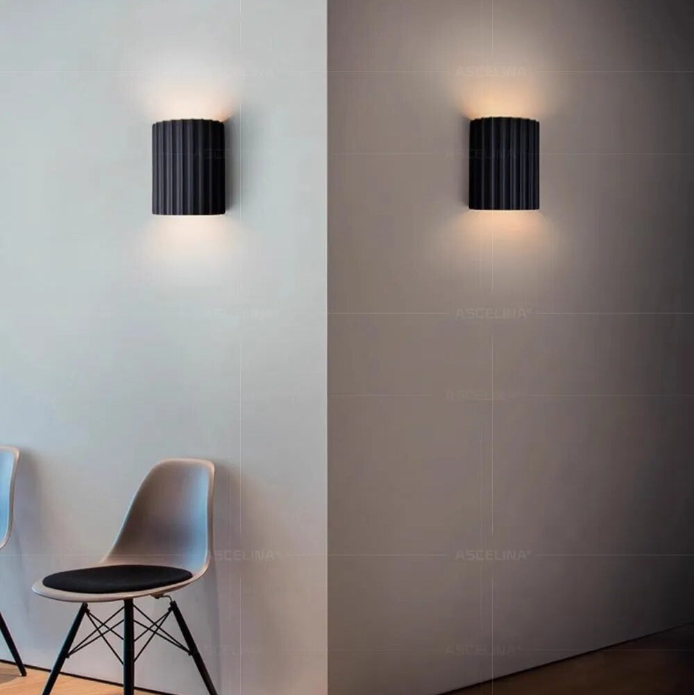 Applique murale LED design moderne en résine. Éclairage doux et homogène. Idéale salon, chambre.