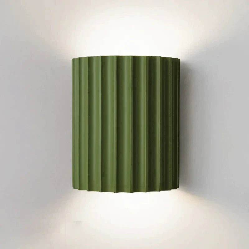 Applique murale LED design moderne en résine. Éclairage doux et homogène. Idéale salon, chambre.