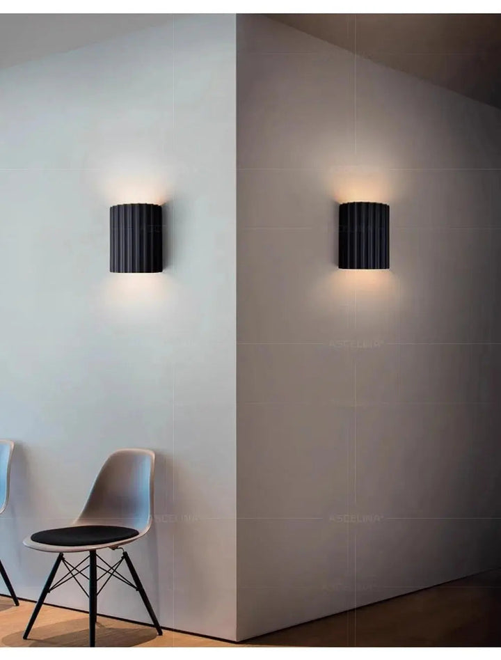 Applique murale LED design moderne en résine. Lumière douce et chaleureuse. Décoration intérieure élégante.