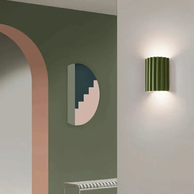 Applique murale LED design moderne en résine. Lumière douce et chaleureuse. Décoration intérieure élégante.