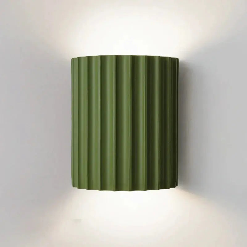 Applique murale LED design moderne en résine. Lumière douce et chaleureuse. Décoration intérieure élégante.