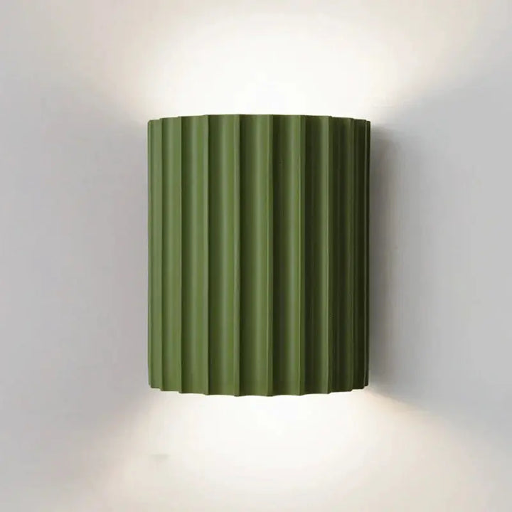 Applique murale LED design moderne en résine. Lumière douce et chaleureuse. Décoration intérieure élégante.