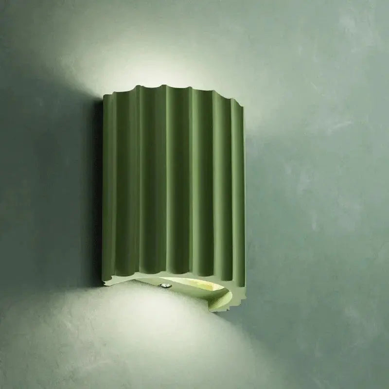 Applique murale LED design moderne en résine. Lumière douce et chaleureuse. Décoration intérieure élégante.