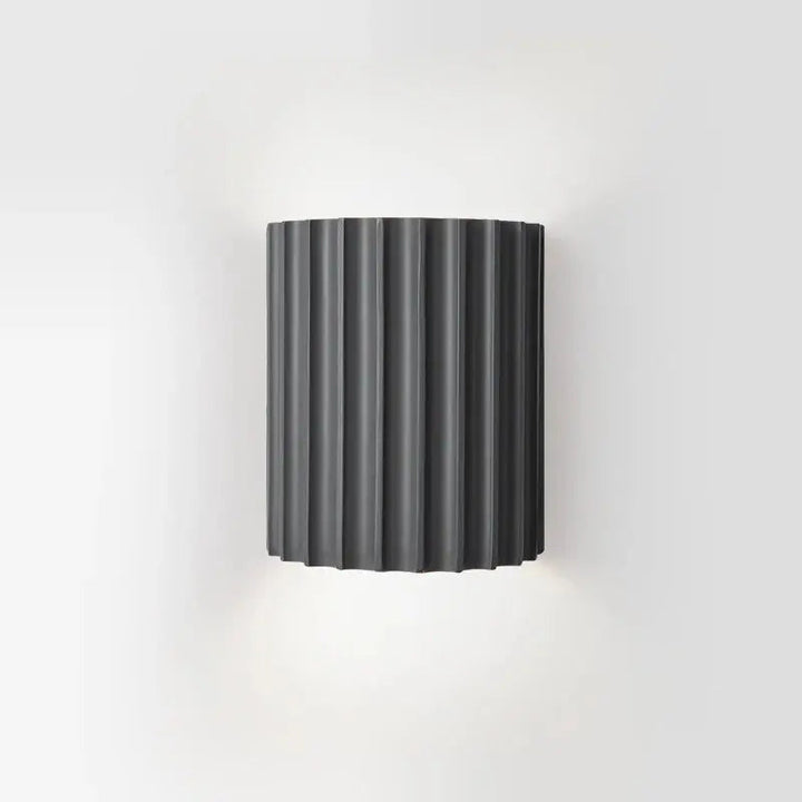 Applique murale LED design moderne en résine. Lumière douce et chaleureuse. Décoration intérieure élégante.