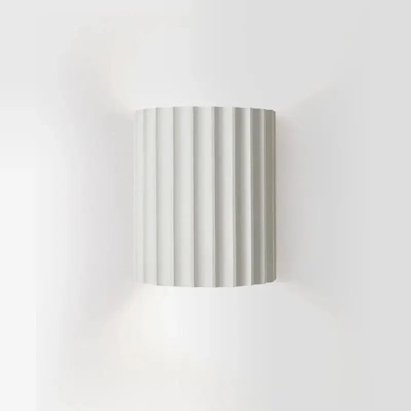 Applique murale LED design moderne en résine. Lumière douce et chaleureuse. Décoration intérieure élégante.