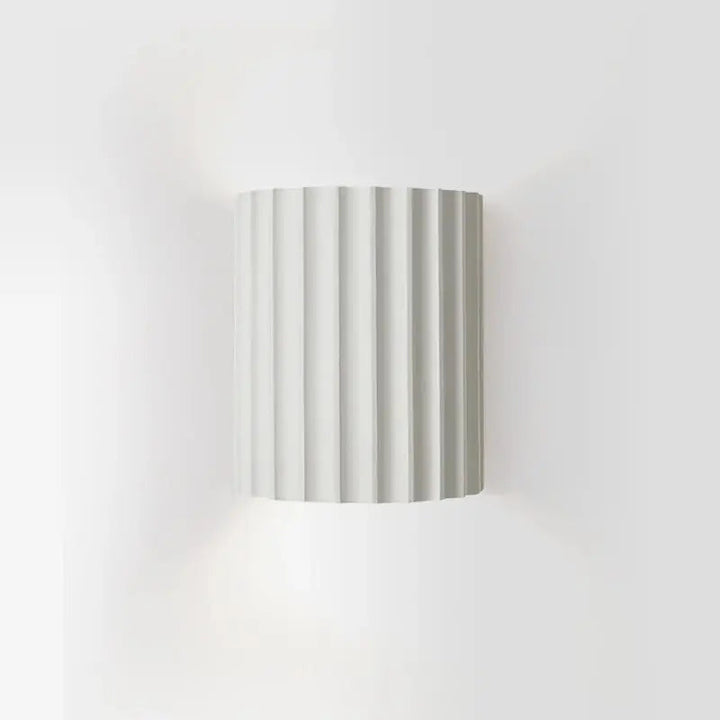 Applique murale LED design moderne en résine. Lumière douce et chaleureuse. Décoration intérieure élégante.
