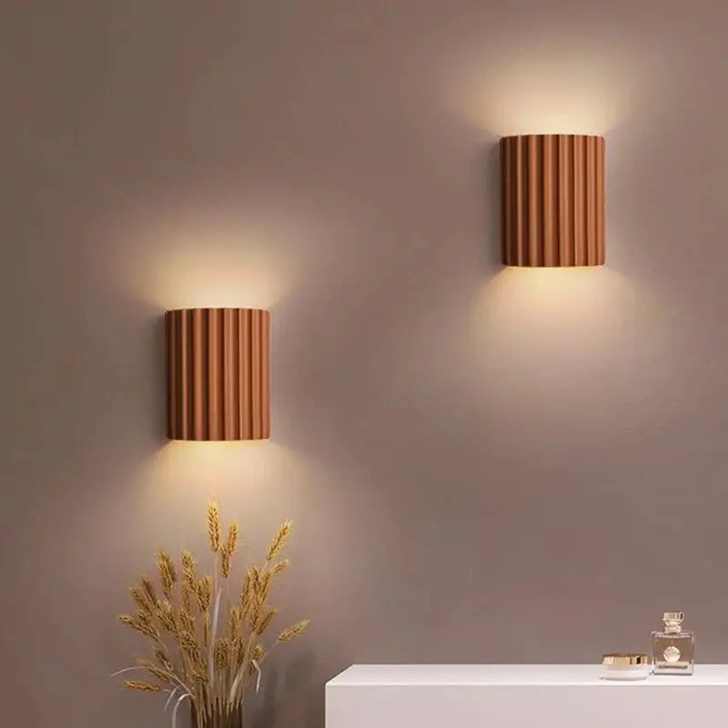 Applique murale LED design moderne en résine. Lumière douce et chaleureuse. Décoration intérieure élégante.