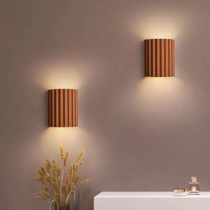 Applique murale LED design moderne en résine. Lumière douce et chaleureuse. Décoration intérieure élégante.