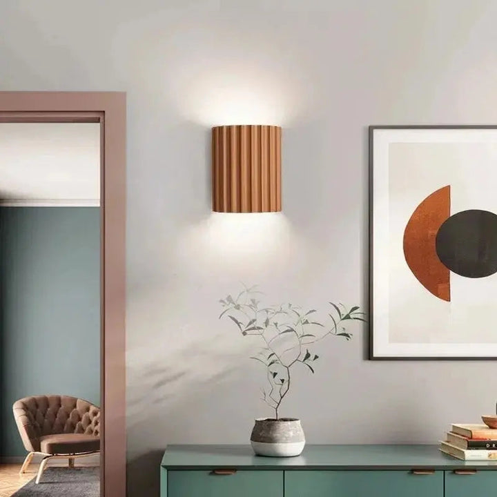 Applique murale LED design moderne en résine. Lumière douce et chaleureuse. Décoration intérieure élégante.