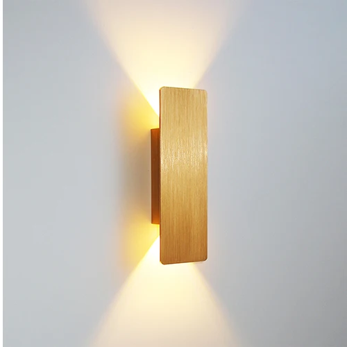 "Applique murale LED élégante en aluminium, éclairage bidirectionnel vers haut et bas, design épuré pour intérieur moderne."