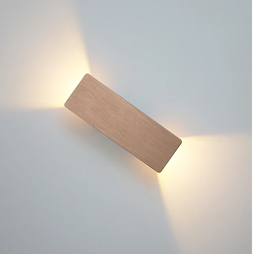 "Applique murale LED élégante en aluminium, éclairage bidirectionnel vers haut et bas, design épuré pour intérieur moderne."