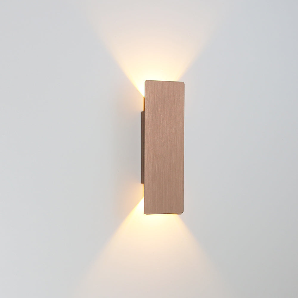 "Applique murale LED élégante en aluminium, éclairage bidirectionnel vers haut et bas, design épuré pour intérieur moderne."
