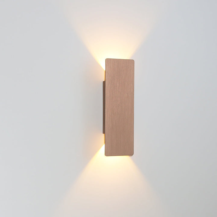 "Applique murale LED élégante en aluminium, éclairage bidirectionnel vers haut et bas, design épuré pour intérieur moderne."