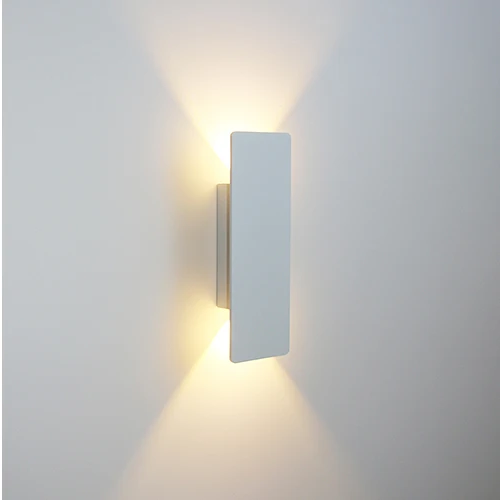 "Applique murale LED élégante en aluminium, éclairage bidirectionnel vers haut et bas, design épuré pour intérieur moderne."