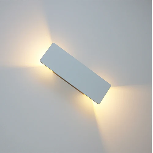 "Applique murale LED élégante en aluminium, éclairage bidirectionnel vers haut et bas, design épuré pour intérieur moderne."