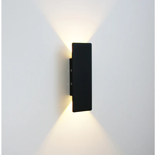 "Applique murale LED élégante en aluminium, éclairage bidirectionnel vers haut et bas, design épuré pour intérieur moderne."