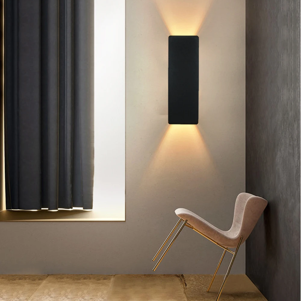 "Applique murale LED élégante en aluminium, éclairage bidirectionnel vers haut et bas, design épuré pour intérieur moderne."