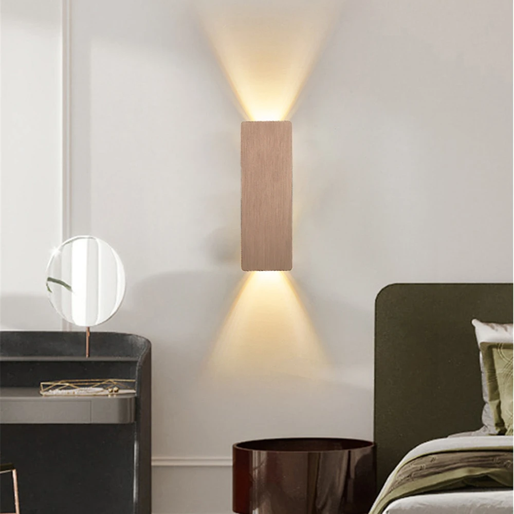 "Applique murale LED élégante en aluminium, éclairage bidirectionnel vers haut et bas, design épuré pour intérieur moderne."
